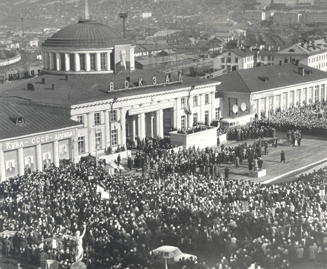 Митинг на Привокзальной площади, посвященный приезду Ф. Кастро. Общий вид. Фото В.Е. Кононова 27 апреля 1963 г
