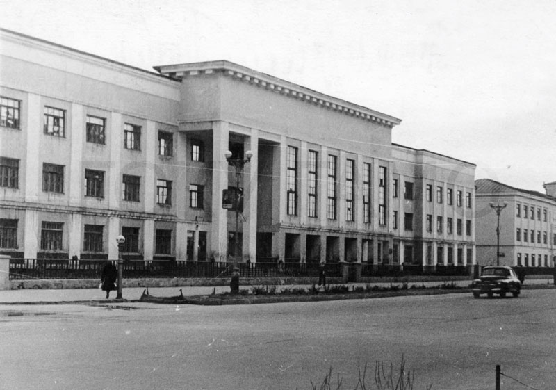 Здание школы № 2 (в настоящее время - гимназия № 2, пр. Ленина, 59). 1955 г.