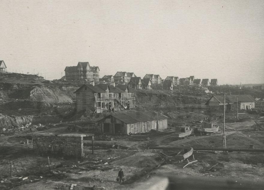 Вид на жилые дома по ул. Береговая (в глубине снимка). 1937 г.