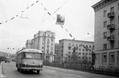 Автобус ЛиАЗ на проспекте Ленина. 11 сентября 1966 г. Фото И. Ушакова. ГАМО. Ф. Р-1355. Оп. 2. Д. 187. 
