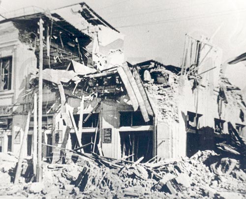  Разрушенное здание Гастронома (в настоящее время – Дом торговли). 1943 г. ГАМО. Ф. Р-1310.  Д. 2647.