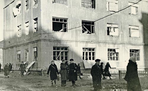 Здание школы № 10 после воздушного налета (в настоящее время – гимназия № 2). 1942 г. Фото И. Моисеева. ГАМО. Ф. П-2393. Оп. 2. Д. 99. Л. 1. 