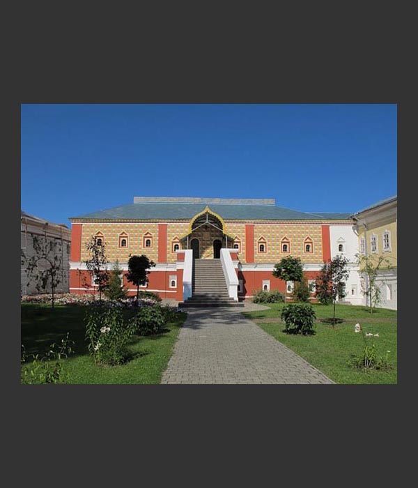 Романовские палаты в Костроме, в которых размещались в период эвакуации основные фонды Госархива Мурманской области (современный вид) 