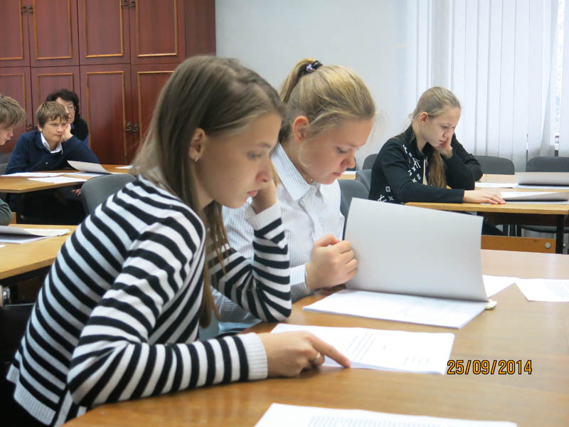 Учащиеся СОШ №11 7Б класса читают заявления добровольцев на фронт 