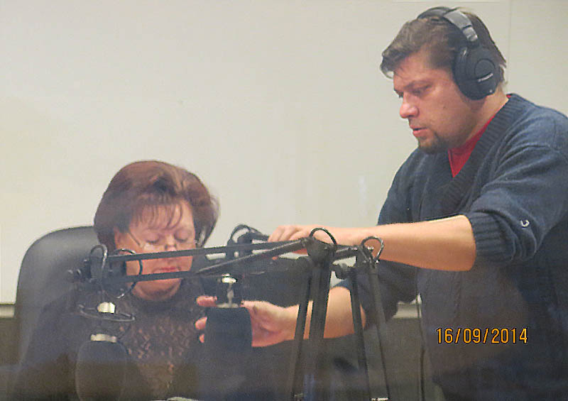 С сотрудницей архива Мурманской области Светланой Гладун работает звукорежиссер службы радиовещания ГТРК 